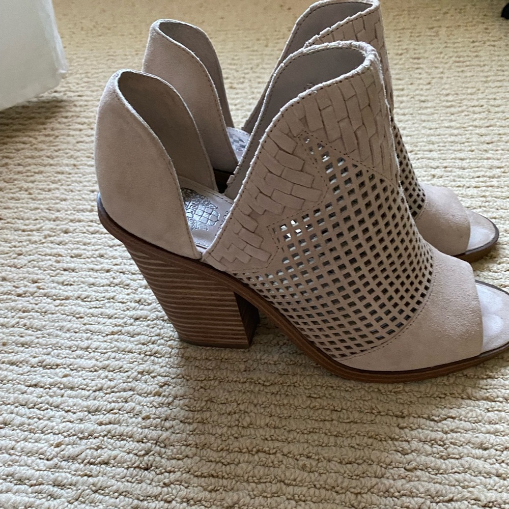 Vince Camuto open toe sandals. Only wore 2-3 times- Looks like new!